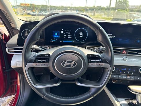 Certified 2024 Hyundai Elantra Limited FWD image 17