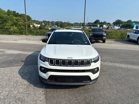 Used 2024 Jeep Compass Latitude AWD/4WD image 2