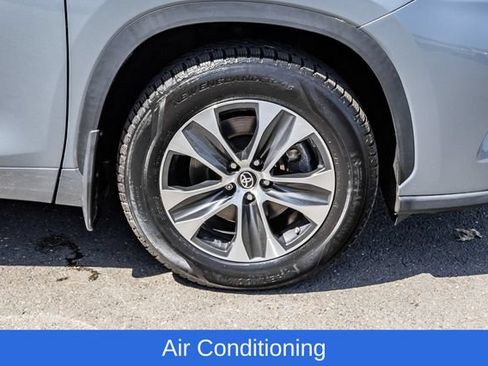 Used 2023 Toyota Highlander XLE AWD/4WD image 8