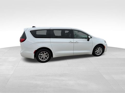 Used 2023 Chrysler Pacifica Touring-L FWD image 11