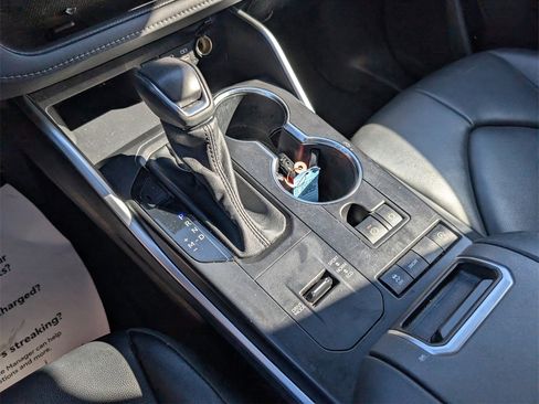 Used 2022 Toyota Highlander XLE image 17