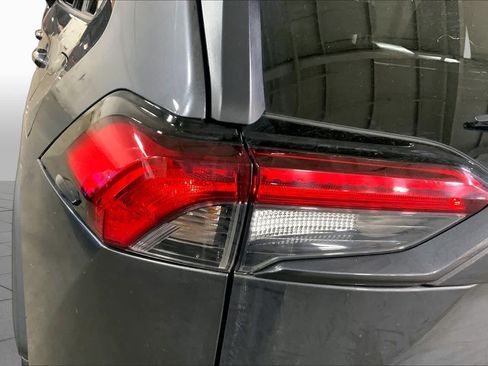 Used 2021 Toyota RAV4 XLE AWD/4WD image 29