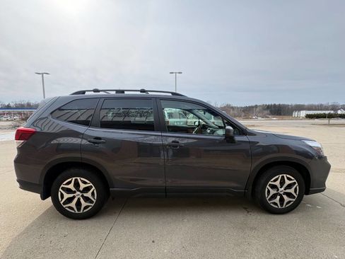 Used 2021 Subaru Forester Premium image 6
