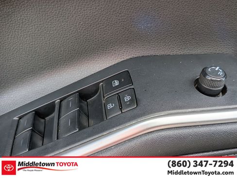 Certified 2024 Toyota Highlander XLE image 12