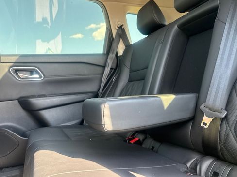 Certified 2025 Nissan Rogue Platinum FWD image 38