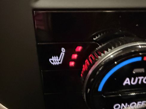 Used 2025 Nissan Rogue SV w/ SV Premium Package image 25