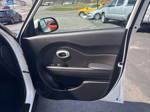 Used 2018 Kia Soul FWD image 24