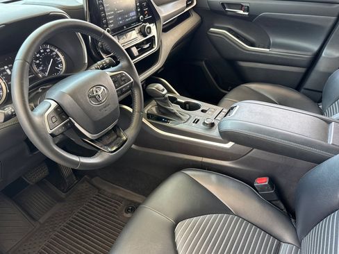 Used 2022 Toyota Highlander XSE AWD/4WD image 4