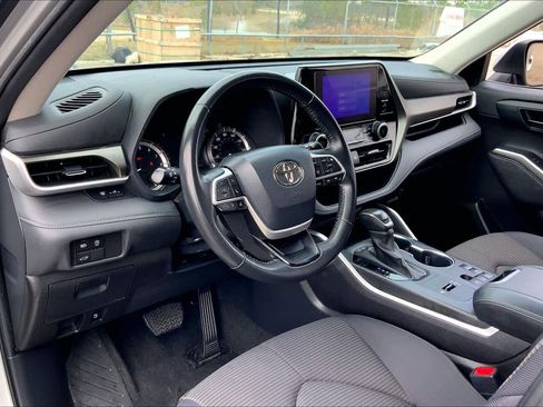 Certified 2024 Toyota Highlander LE image 17