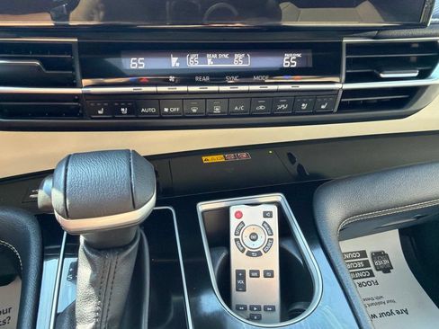 Used 2025 Toyota Sienna Platinum AWD/4WD image 31