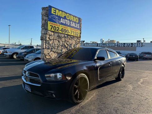 Used 2012 Dodge Charger SE w/ Sport Appearance Group image 2