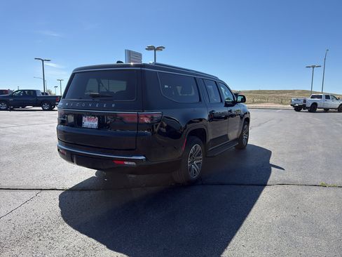 Used 2025 Jeep Wagoneer L 4WD image 5