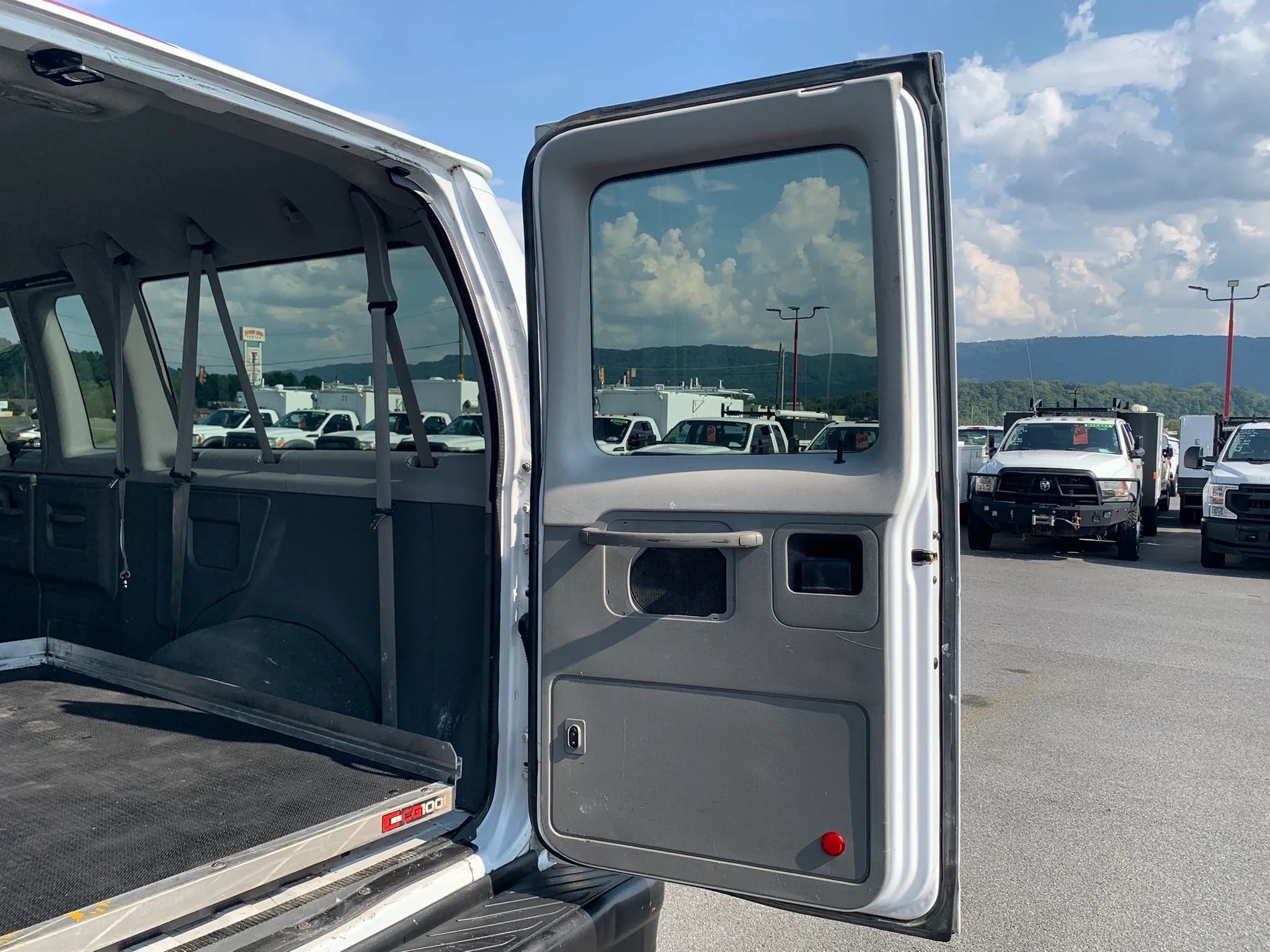 Used 2011 Ford E-350 and Econoline 350 XL w/ Interior Upgrade Pkg RWD image 30