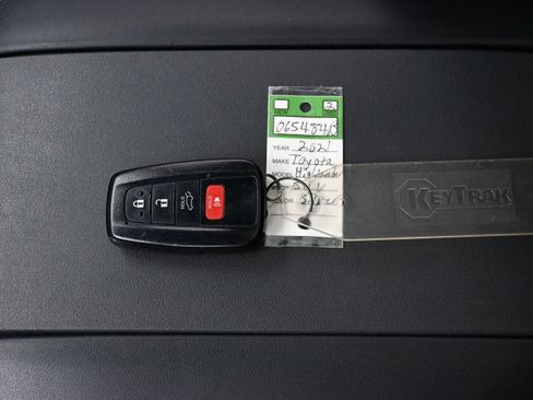 Used 2021 Toyota Highlander XSE FWD image 20