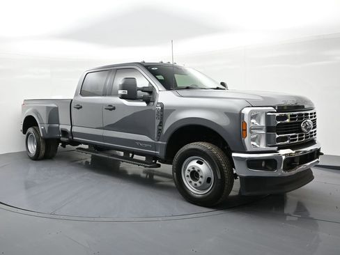 Used 2025 Ford F350 XLT image 4