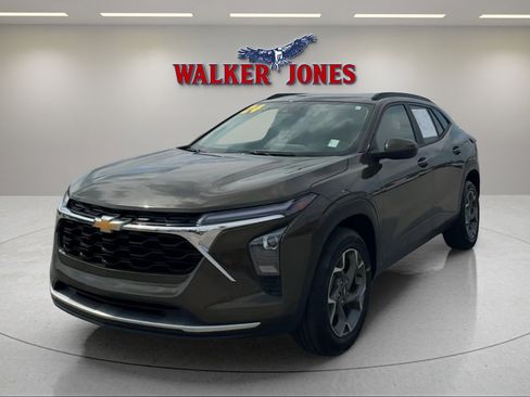 Used 2024 Chevrolet Trax LT w/ LT Convenience Package image 7