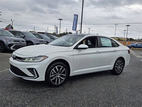 New 2026 Volkswagen Jetta SE image 3