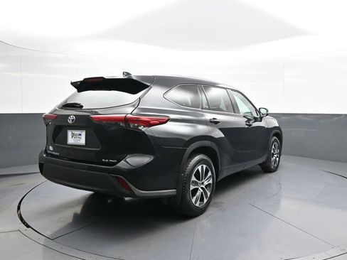 Certified 2020 Toyota Highlander XLE image 6