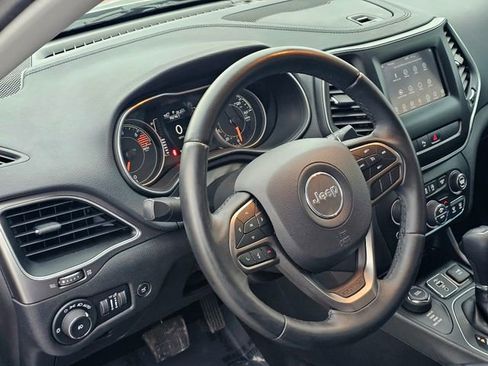 Used 2019 Jeep Cherokee Latitude Plus w/ Comfort/Convenience Group image 16