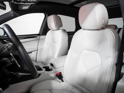 Certified 2023 Porsche Macan image 5