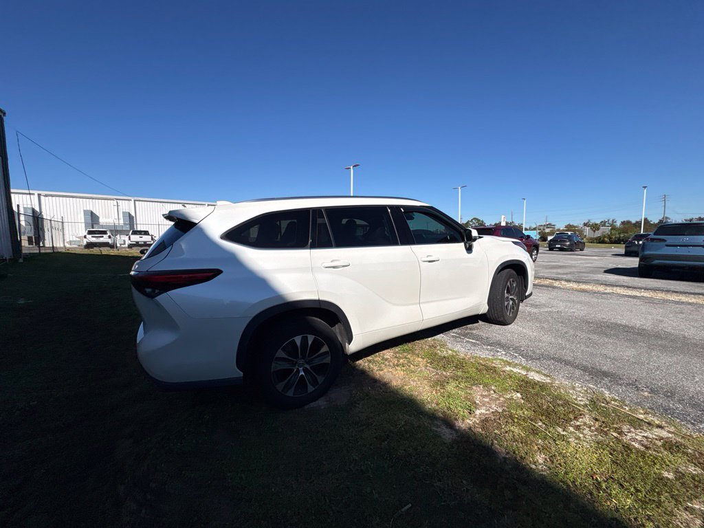 Used 2021 Toyota Highlander XLE FWD image 18