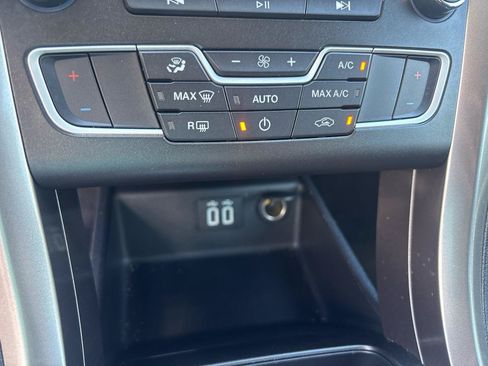 Used 2019 Ford Fusion SE FWD image 26