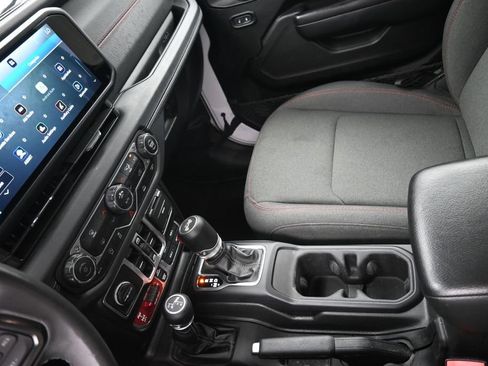 Used 2025 Jeep Wrangler Unlimited Rubicon AWD/4WD image 19