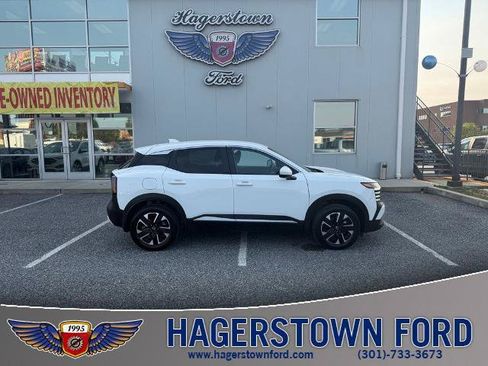 Used 2025 Nissan Kicks SV AWD/4WD image 1