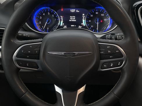 Used 2023 Chrysler Pacifica Touring-L image 12