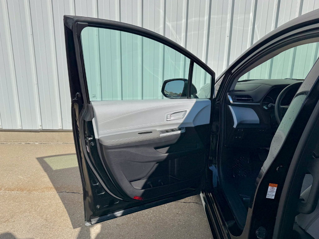 Used 2025 Toyota Sienna LE FWD image 15