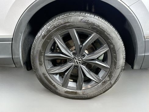 Used 2024 Volkswagen Tiguan SE w/ Panoramic Sunroof Package AWD/4WD image 29