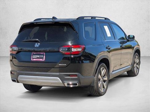 Used 2025 Honda Pilot Touring image 5