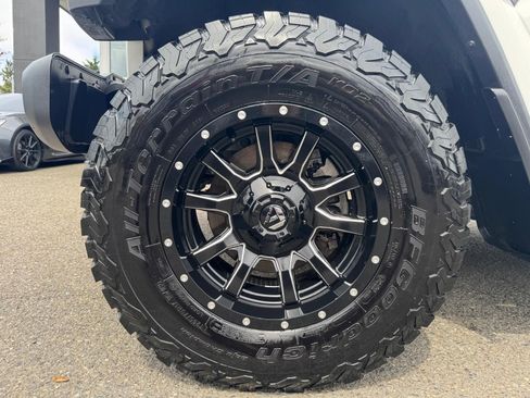Used 2019 Jeep Wrangler Unlimited Sahara AWD/4WD image 9