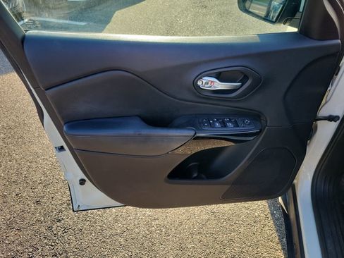 Used 2019 Jeep Cherokee Latitude Plus AWD/4WD image 16