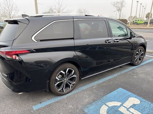 Used 2025 Toyota Sienna Platinum image 4