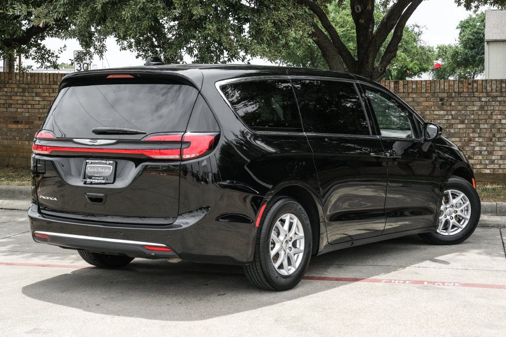 Used 2024 Chrysler Pacifica Touring-L FWD image 15