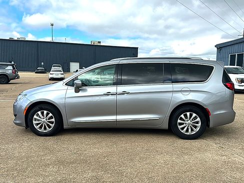 Used 2019 Chrysler Pacifica Touring-L FWD image 5