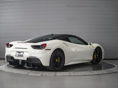 Used 2018 Ferrari 488 GTB RWD image 5