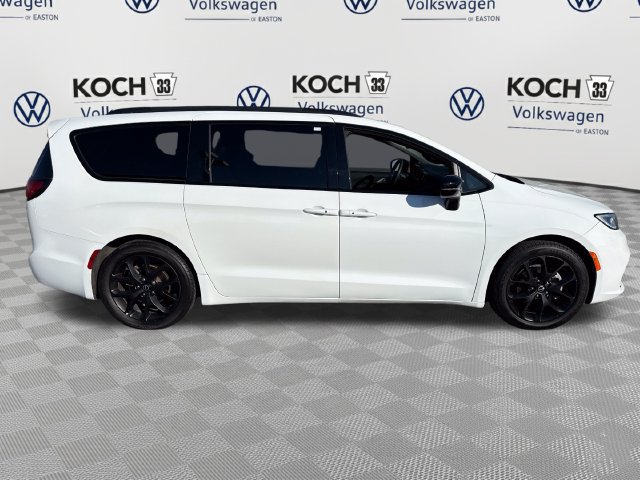 Used 2025 Chrysler Pacifica Limited FWD image 9