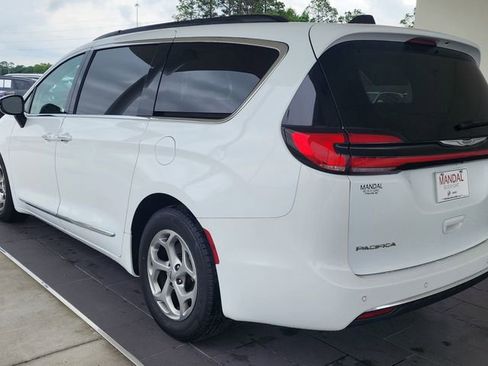 Used 2023 Chrysler Pacifica Limited FWD image 10
