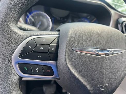 Used 2018 Chrysler Pacifica LX FWD image 19