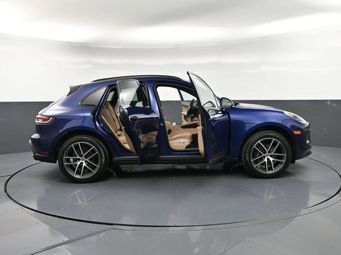 Certified 2025 Porsche Macan AWD/4WD image 34