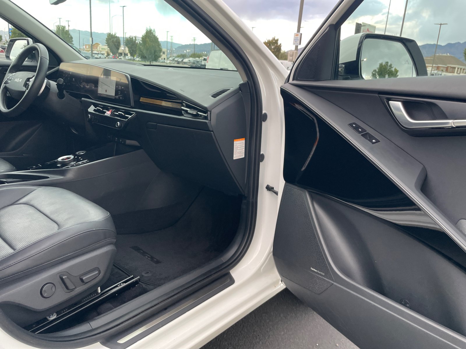 Used 2024 Kia Niro Wave w/ Wave Preserve Package FWD image 16