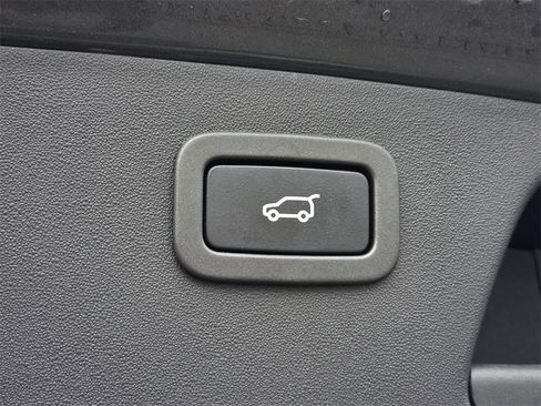 Used 2018 Jaguar E-PACE S image 18