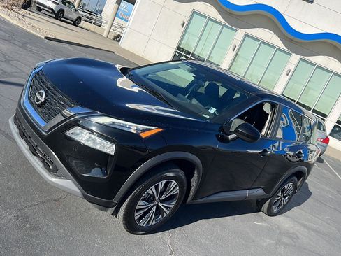 Used 2023 Nissan Rogue SV image 4
