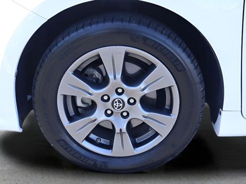 Certified 2019 Toyota Sienna SE Premium image 10