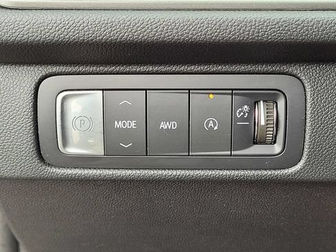 Used 2025 Chevrolet Traverse LT AWD/4WD image 13