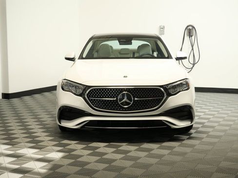 Used 2025 Mercedes-Benz E 350 4MATIC Sedan image 2