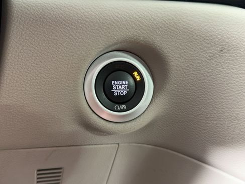 Used 2023 Chrysler Pacifica Touring-L image 21