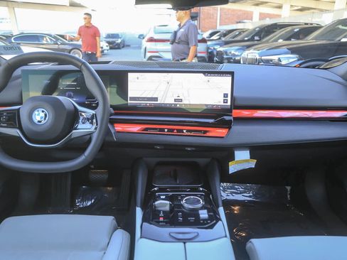 Used 2025 BMW i5 eDrive40i w/ Premium Package image 9